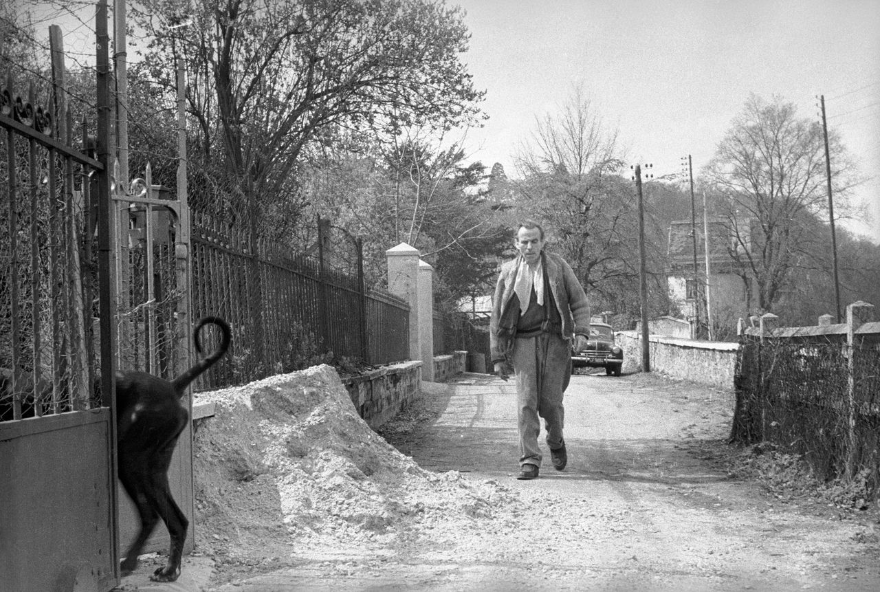 Louis-Ferdinand Céline (1894-1961) bij zijn huis in het Parijse voorstadje Meudon, in 1955.