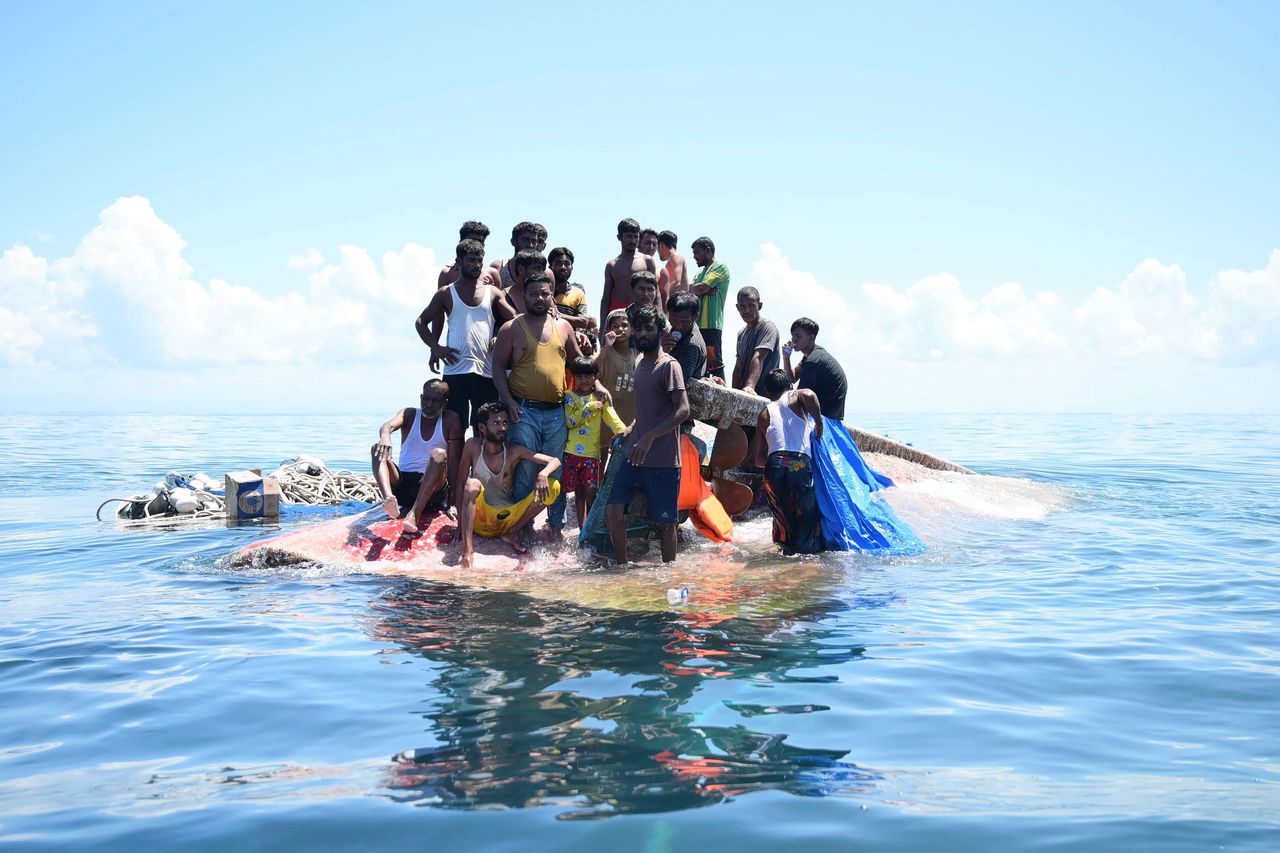 Indonesisch schip redt na uren zoeken Rohingya-drenkelingen van omgeslagen boot 