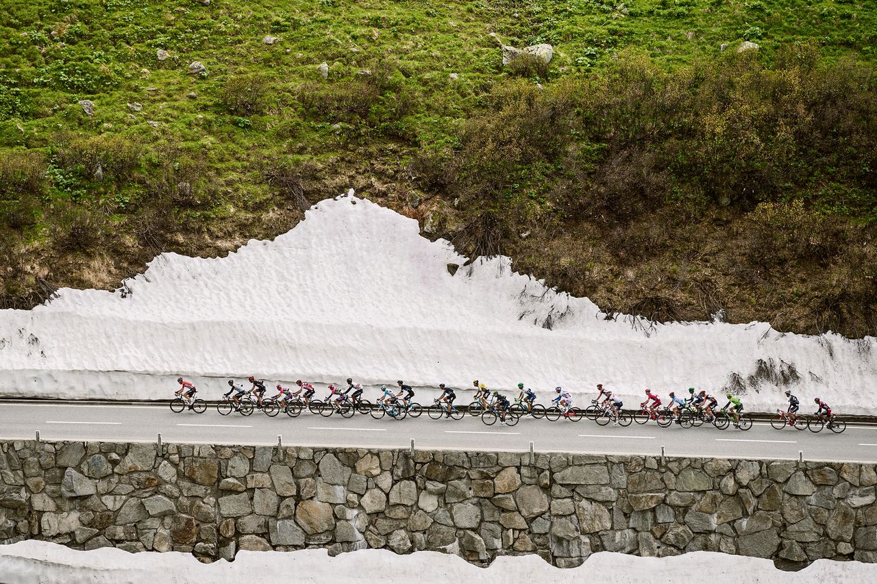 De vijfde etappe in de Ronde van Zwitserland, de eerste bergrit, werd gewonnen door de Colombiaan Darwin Atapuma.