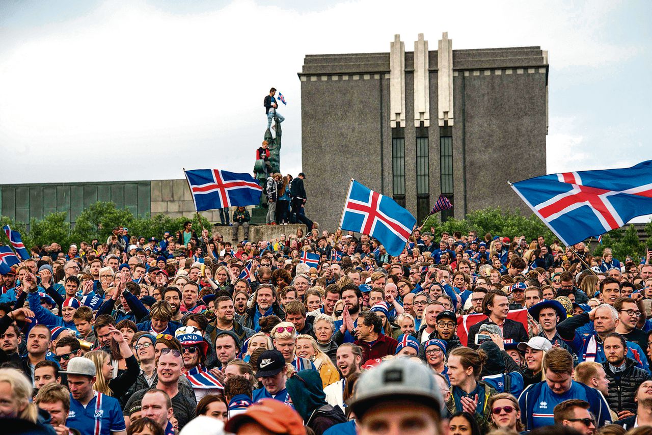 IJslanders vieren de plaatsing voor de kwartfinale na de gewonnen wedstrijd tegen Engeland, afgelopen maandag.