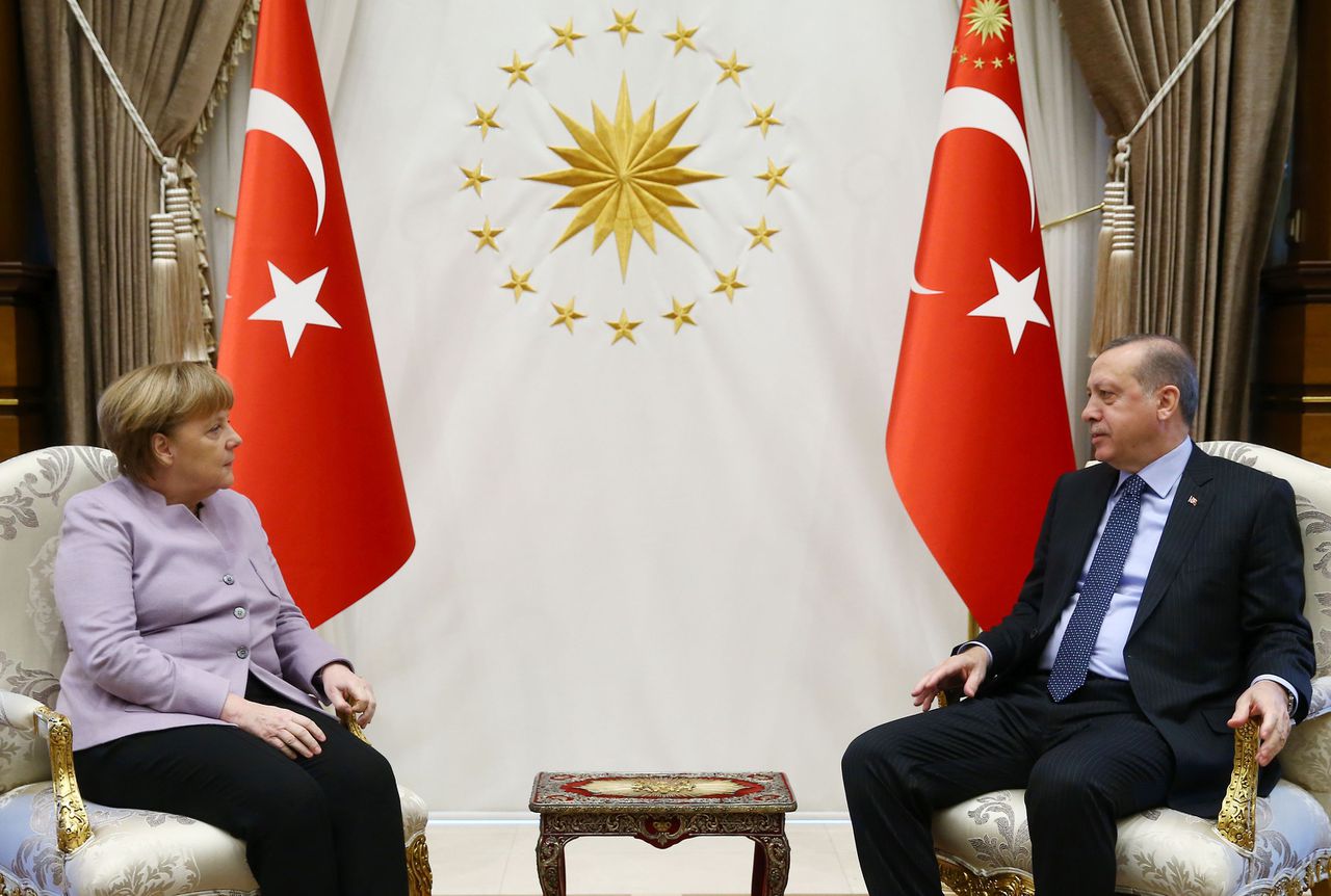 Merkel en Erdogan  wisselen vooral stekeligheden  uit 