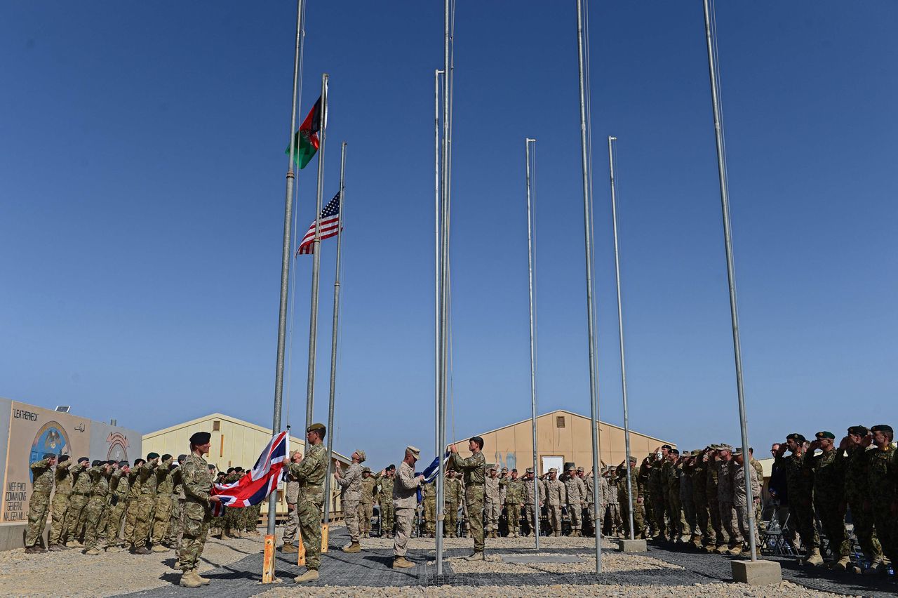 Britse soldaten en Amerikaanse mariniers bij een militaire ceremonie in de Afghaanse provincie Helmand in 2014.