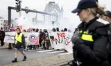 Durante una manifestación ruidosa en Rotterdam, activistas, incluido Geef Tegengas, caminaron desde la estación de tren de Blaak hasta la oficina de Maersk para protestar por la llegada de un barco que transportaba piezas israelíes del F-35. 