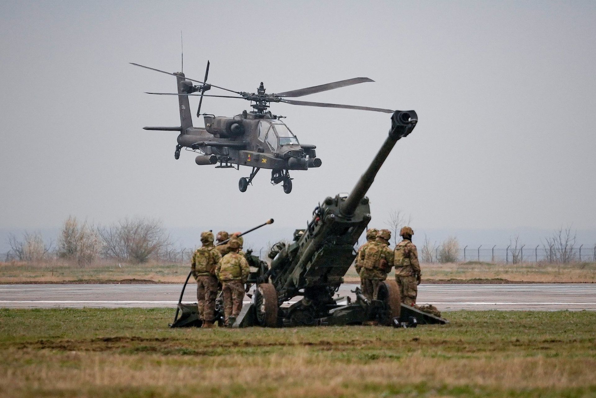 Un helicóptero Apache estadounidense sobrevuela la base Mihail Kogălniceanu en Rumanía. 