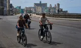 Fietsers maandag tijdens de stroomuitval in de hoofdstad Havana.