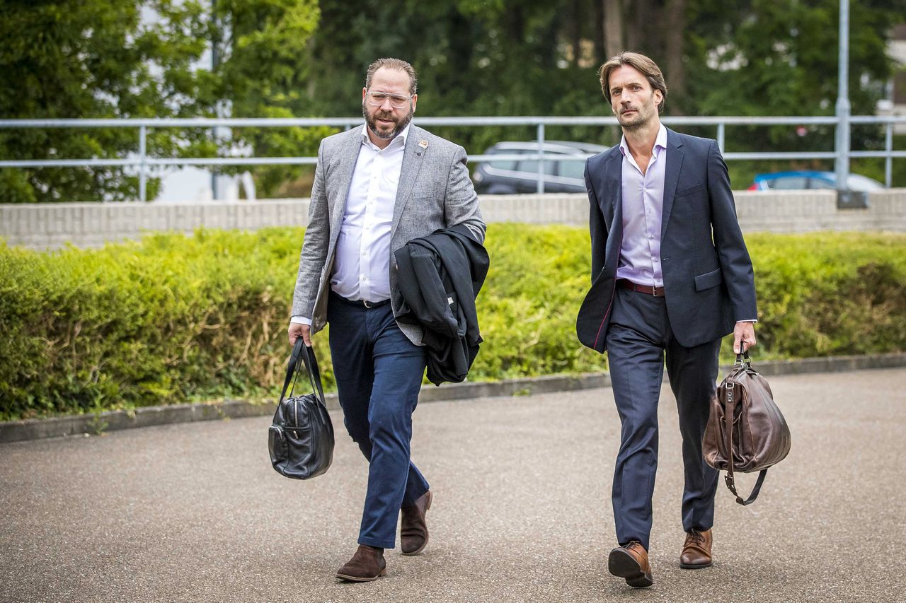 Phil Boonen (l.), advocaat van de nabestaanden van de Heerlense slachtoffers van Thijs H. en advocaat Sebas Diekstra arriveren bij de rechtbank in Maastricht voor de strafzaak tegen Thijs H.