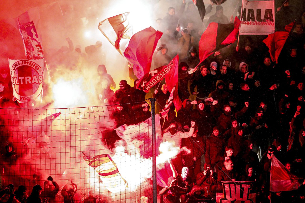 Vuurwerk tijdens een wedstrijd tussen FC Den Bosch en Ajax.