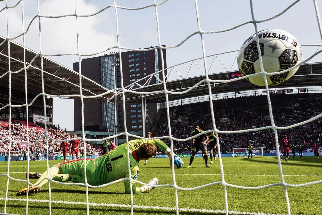 Jürgen Locadia (midden) scoort in stadion Galgenwaard de 1-6 uit een strafschop. Met vier goals was hij zondag de grote man bij PSV in het duel met FC Utrecht.