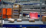 Een lopende band in het distributiecentrum van bol in Waalwijk.