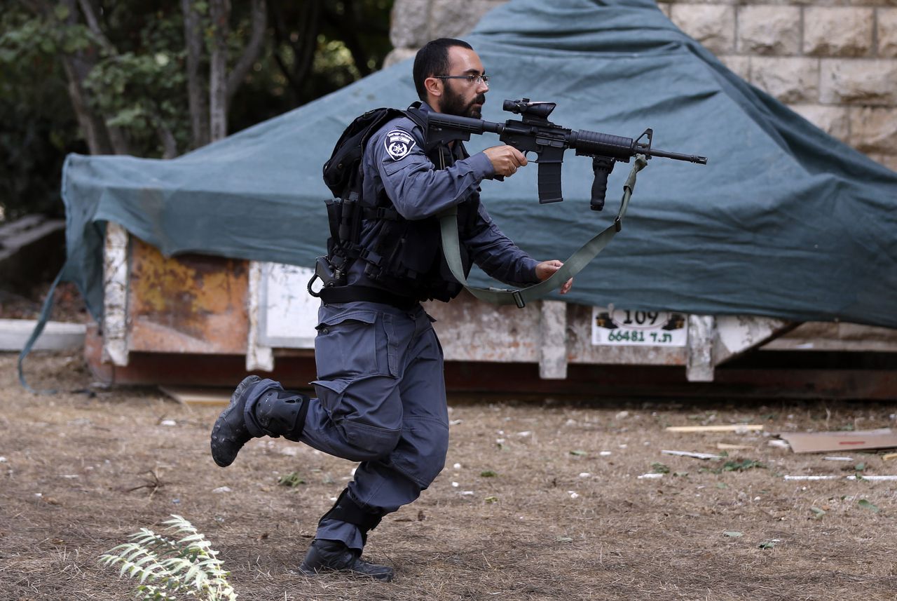 Israëlische veiligheidstroepen zoeken de daders na een schietpartij in Oost-Jeruzalem