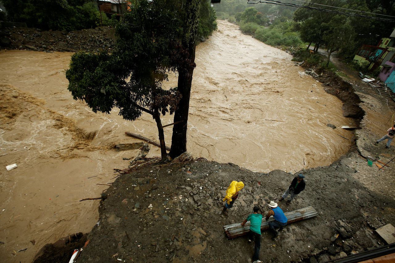 Modderstromen teisteren Costa Rica als gevolg van de hevige regenval van tropische storm Nate.