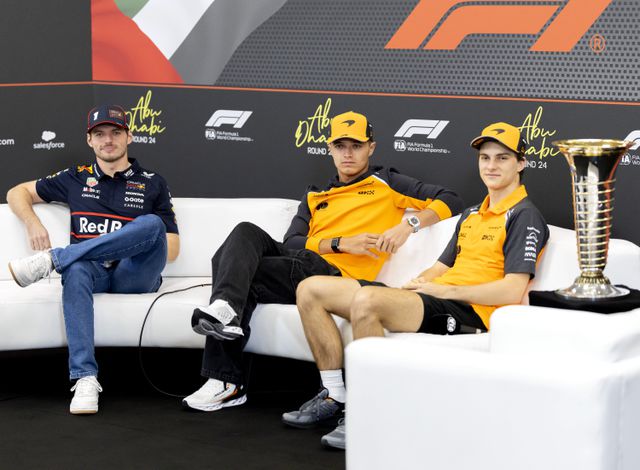 Max Verstappen (links), Lando Norris (midden) en Oscar Piastri tijdens een persconferentie in aanloop naar de Grote Prijs van Abu Dhabi.