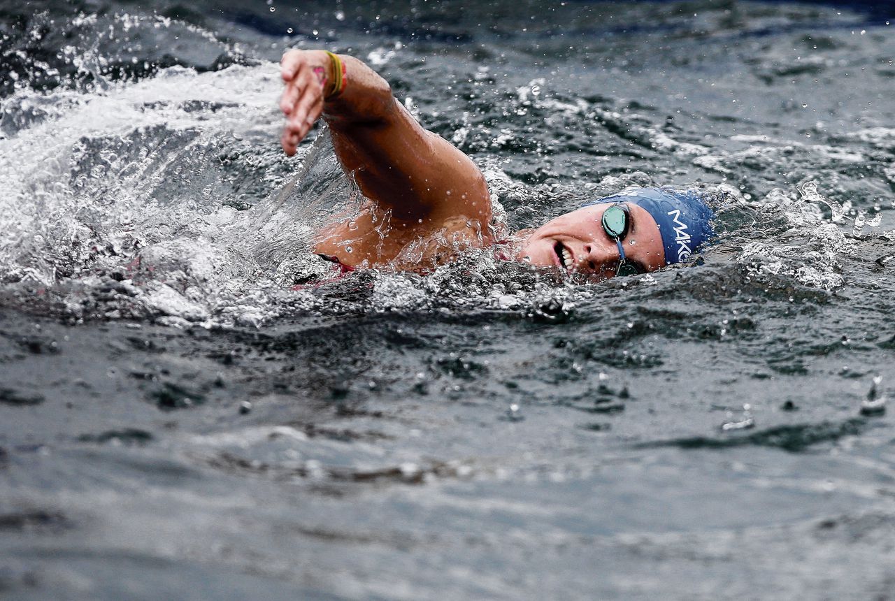 De Franse openwaterzwemster Caroline Jouisse verbeet als beginnend zwemster de pijn in stilte tijdens haar menstruatie.