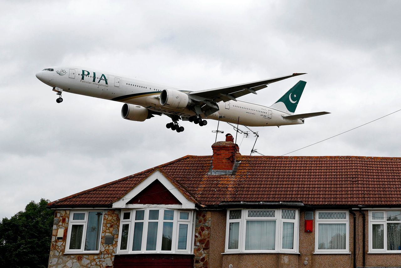Een Boeing 777 van PIA zet de landing in bij het Britse vliegveld Heathrow.