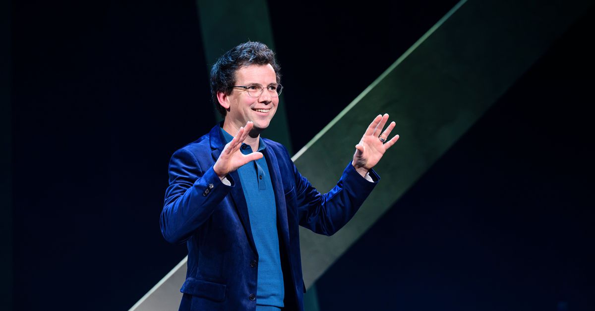 ピーター・ダークス氏はカンファレンス「Not now」で、大きなニュースと小さなニュースを機知に富んだ組み合わせで旧年を祝う