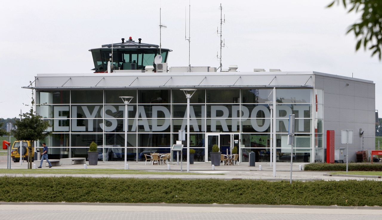 De verkeerstoren van Lelystad Airport, dat definitief mag gaan uitbreiden.