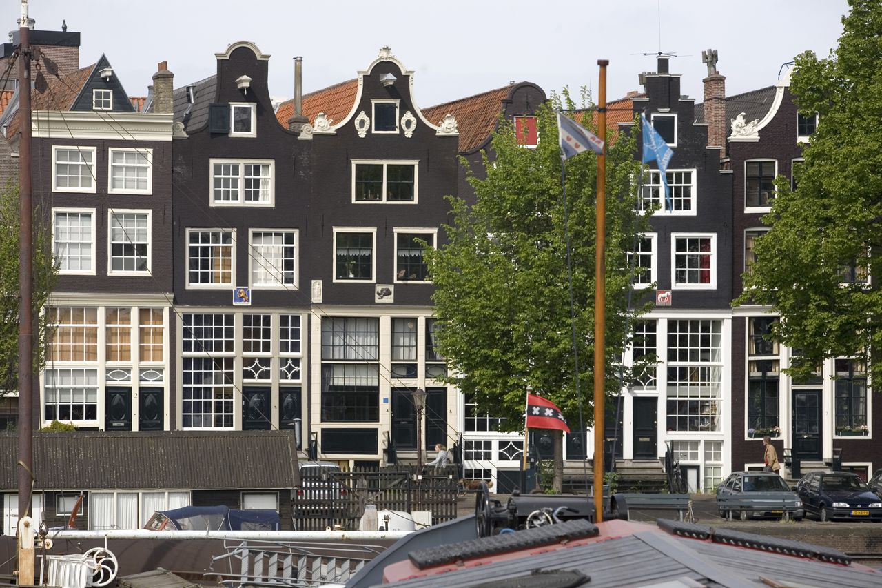 Panden bij de Zandhoek aan het Westerdok in Amsterdam op archiefbeeld.