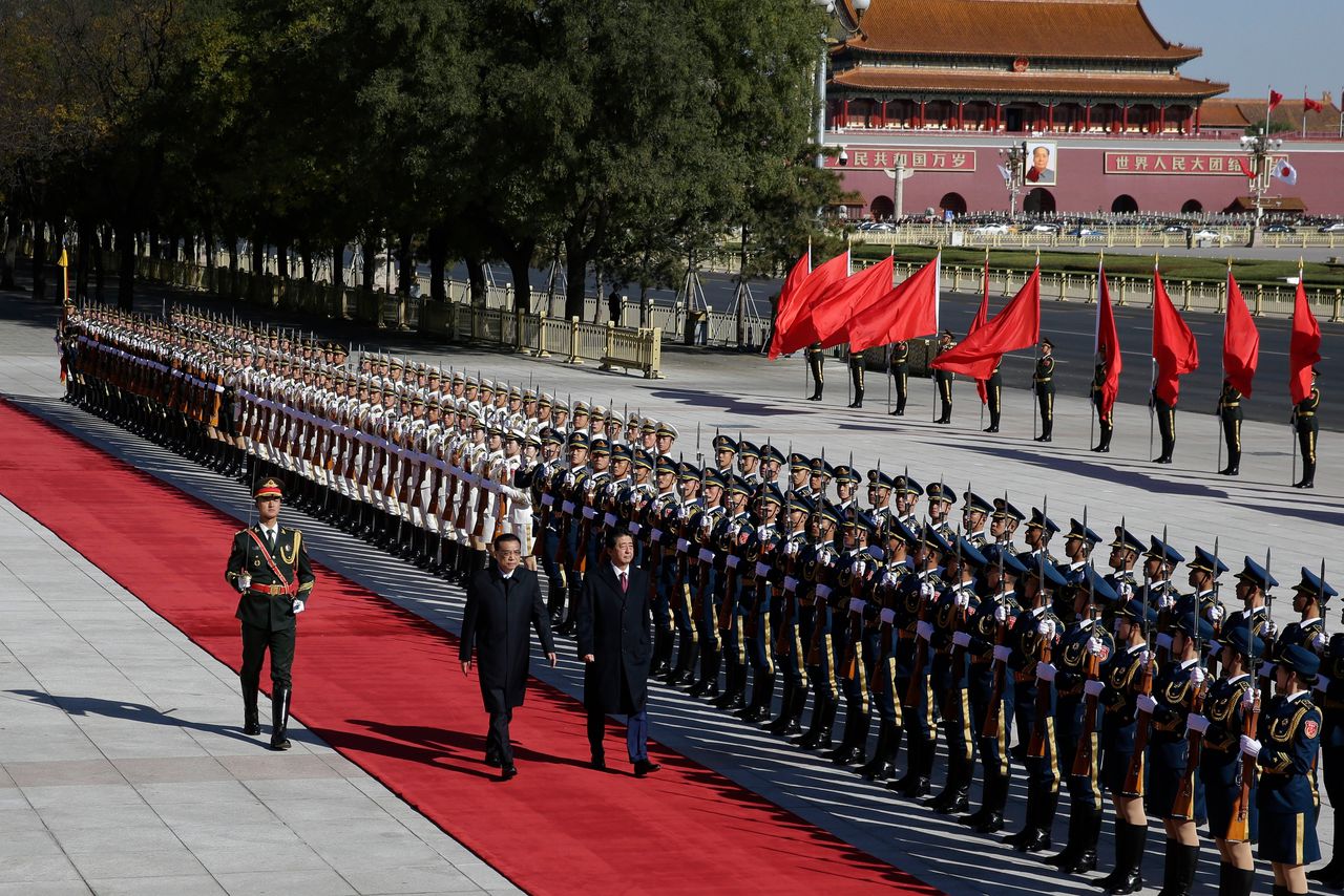 De Japanese premier Shinzo Abe, rechts, en de Chinese premier Li Keqiang bij een ceremonie in Beijing.