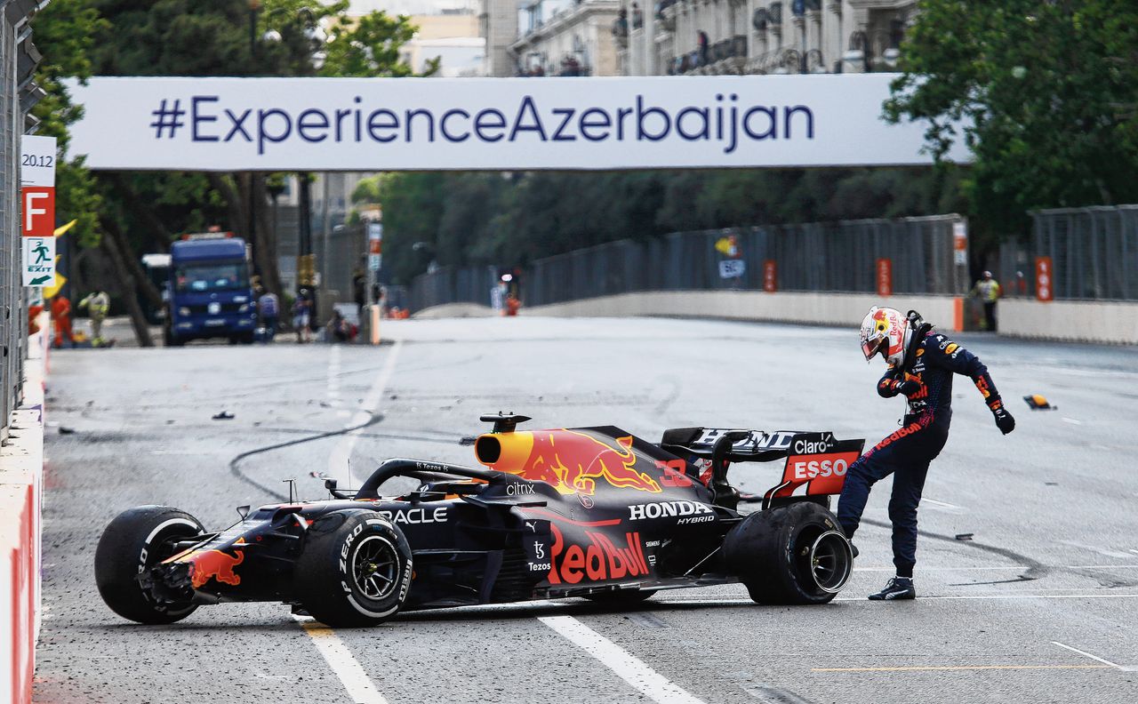Frustratie bij Max Verstappen nadat hij door een klapband is uitgevallen in de Grand Prix van Azerbeidzjan.
