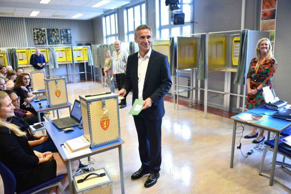 De Noorse premier Jens Stoltenberg brengt zijn stem uit bij een stembureau in Oslo. Zijn coalitie heeft de afgelopen tijd flink aan populariteit verloren in de peilingen.