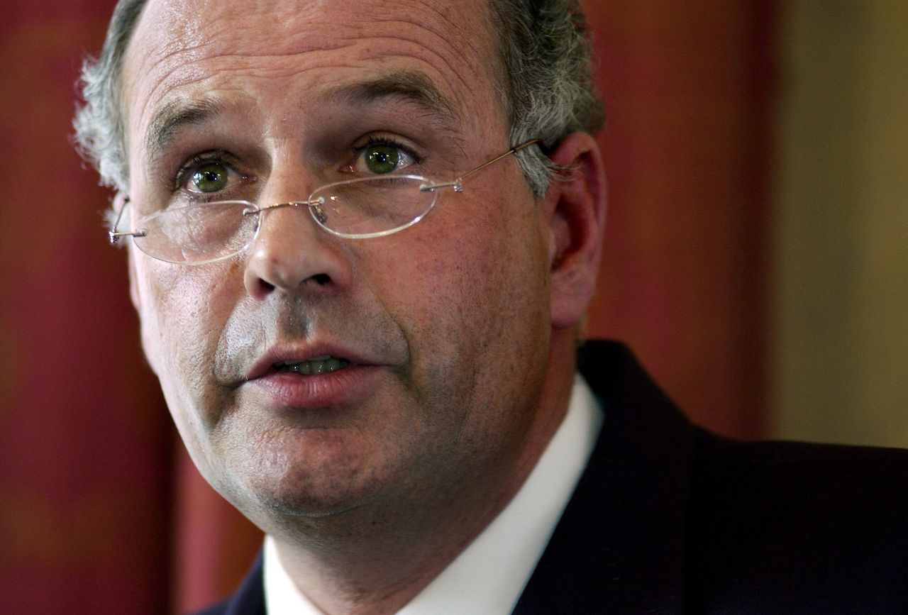 ‘Dat er 3.000 mensen zijn vermoord, is nooit goed te praten.’ Foto Bram Budel Joep van de Nieuwenhuysen tijdens de persconferentie in het Amstel hotel naar aanleiding van het ontslag van de Rotterdamse havendirecteur. FOTO: BRAM BUDEL