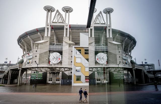In de Johan Cruijff Arena, thuishaven van Ajax, zorgt de werkwijze van Beuker voor verdeeldheid.