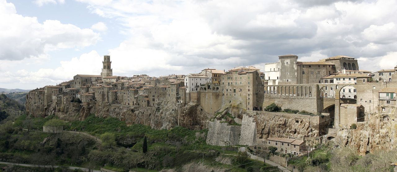 De Italiaanse stad Pitigliano in het zuiden van Toscane. Tussen 1991 en 2001 nam de bevolking er met 4 procent af. Als de Italiaanse bevolking in het huidige tempo blijft dalen, zijn er in 2300 nog maar 600.000 Italianen over. foto reuters A general view of the Tuscan town of Pitigliano, Italy March 26, 2007. Its once thriving Jewish population mostly emigrated during World War Two, but the 'Cantina di Pitigliano' winery continues to produce kosher wines. Picture taken March 26, 2007. REUTERS/Daniele La Monaca (ITALY)