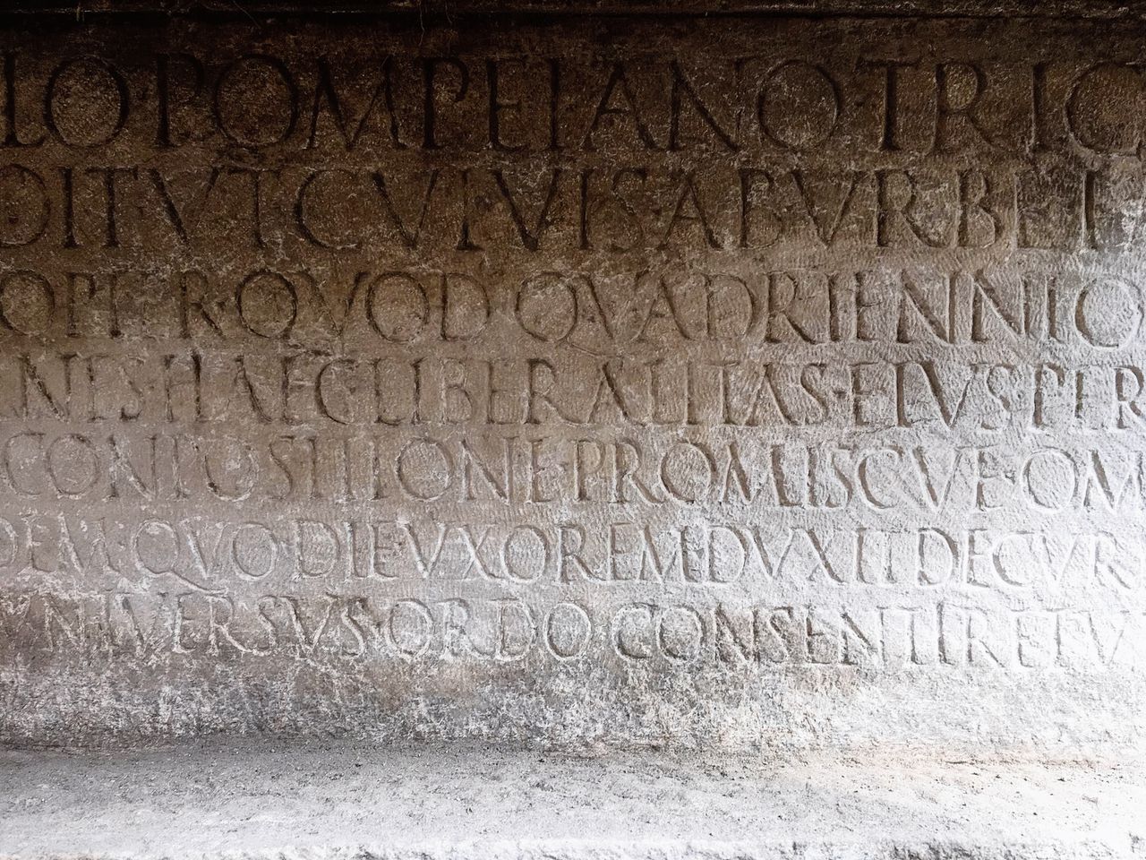 Bij opgravingen bij de Porta Stabia in Pompeii zijn archeologen gestuit op een grafschrift van vier meter breed en zeven regels hoog.