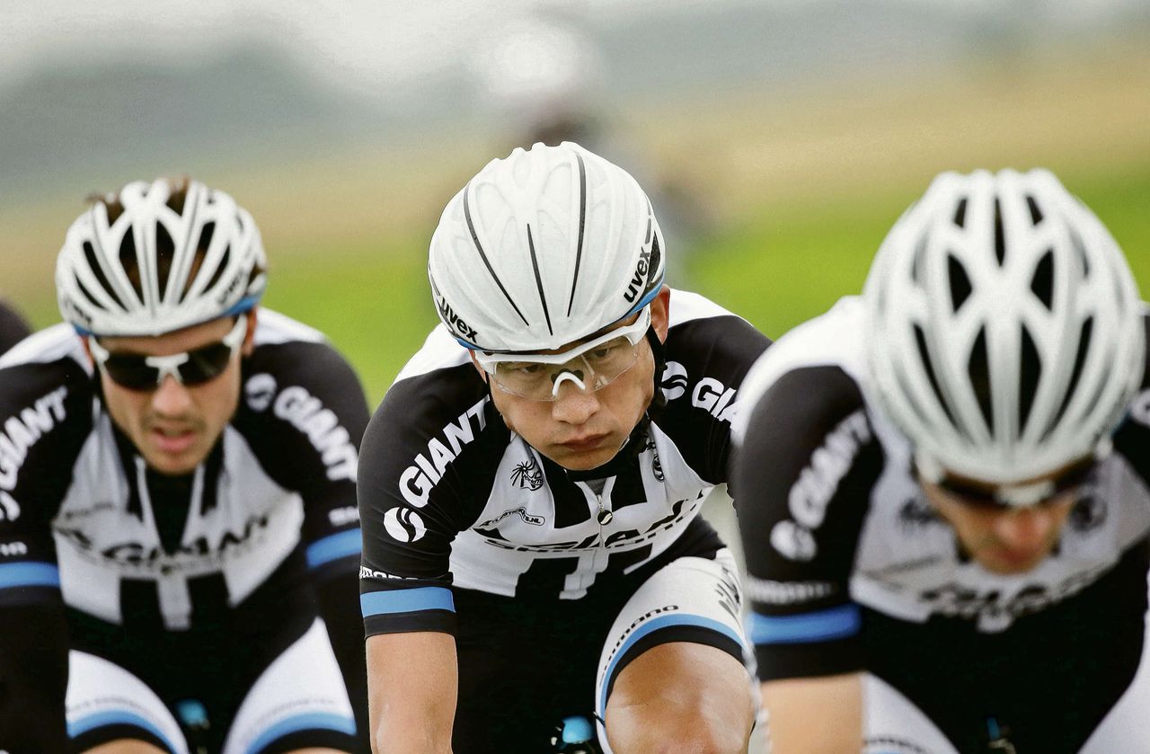 Ji Cheng tijdens de etappe van gisteren naar Reims. Aan hem de taak om het tempo van het peloton hoog te houden.