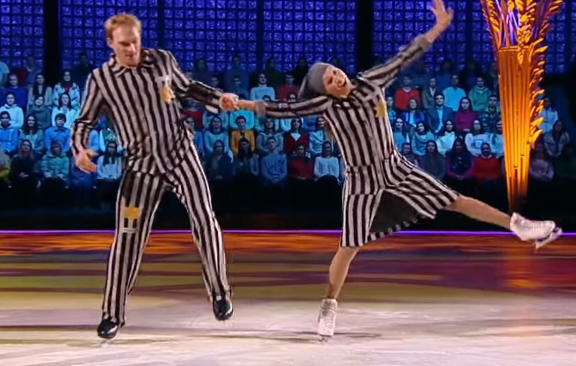 Russische sterren dansen op het ijs. In Auschwitzpakje - NRC