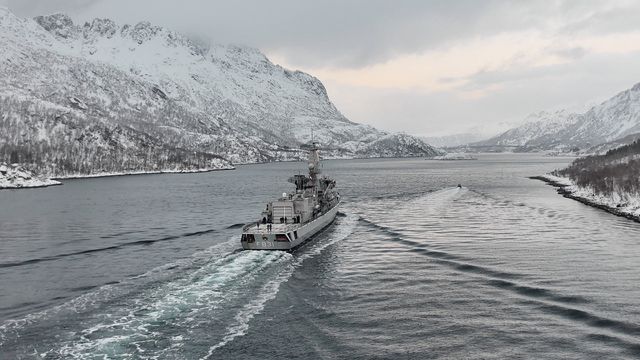 Het fregat Zr .Ms. Van Amstel tijdens een oefening in de Noorse Zee.