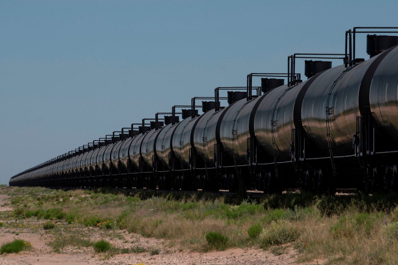 Een trein met olievaten nabij Odessa, Texas. De verwachting is dat door de lage olieprijs de Amerikaanse productie van schalieolie terugloopt.