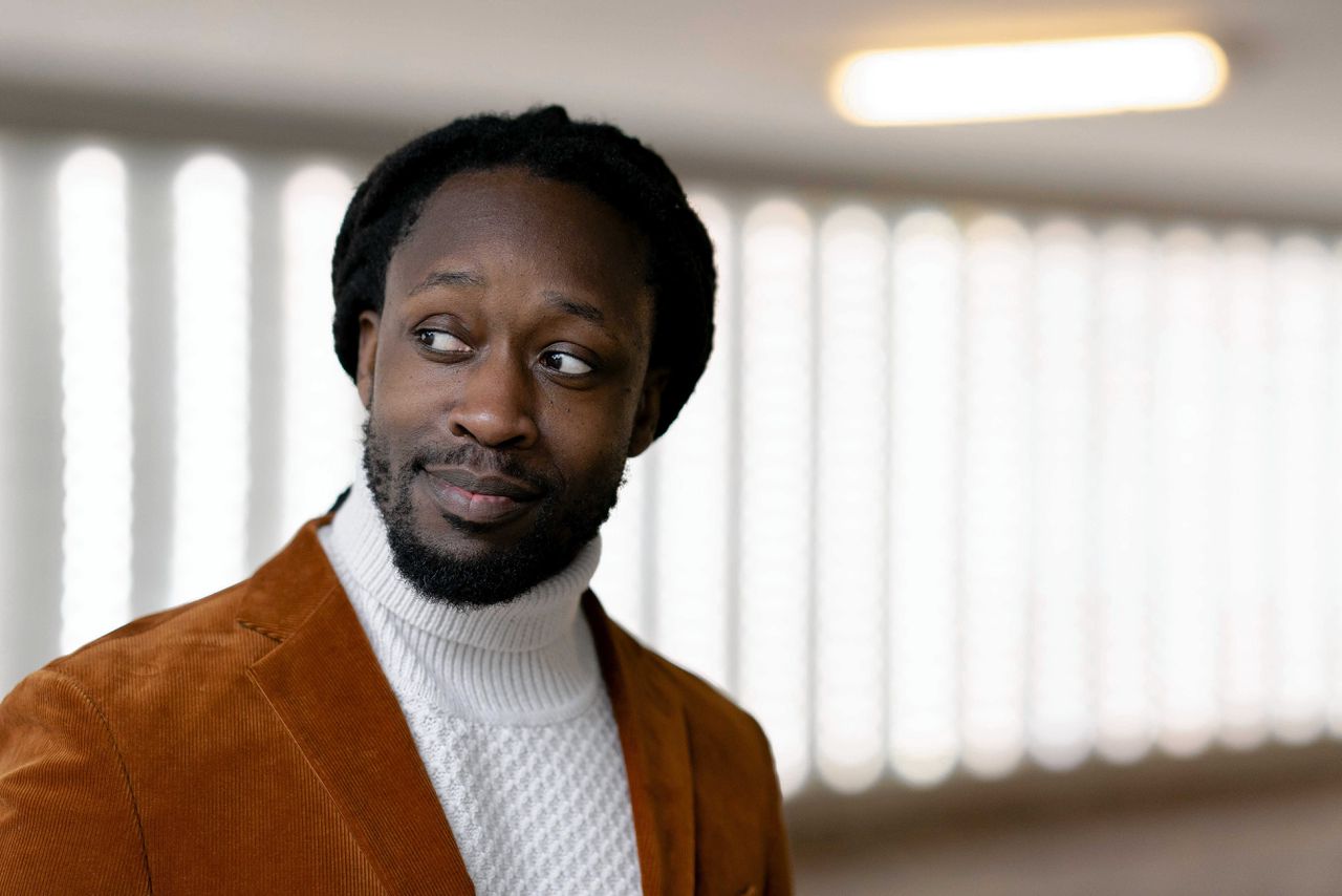 'Zwarte Pieten' duiken op bij woning rapper Akwasi - NRC
