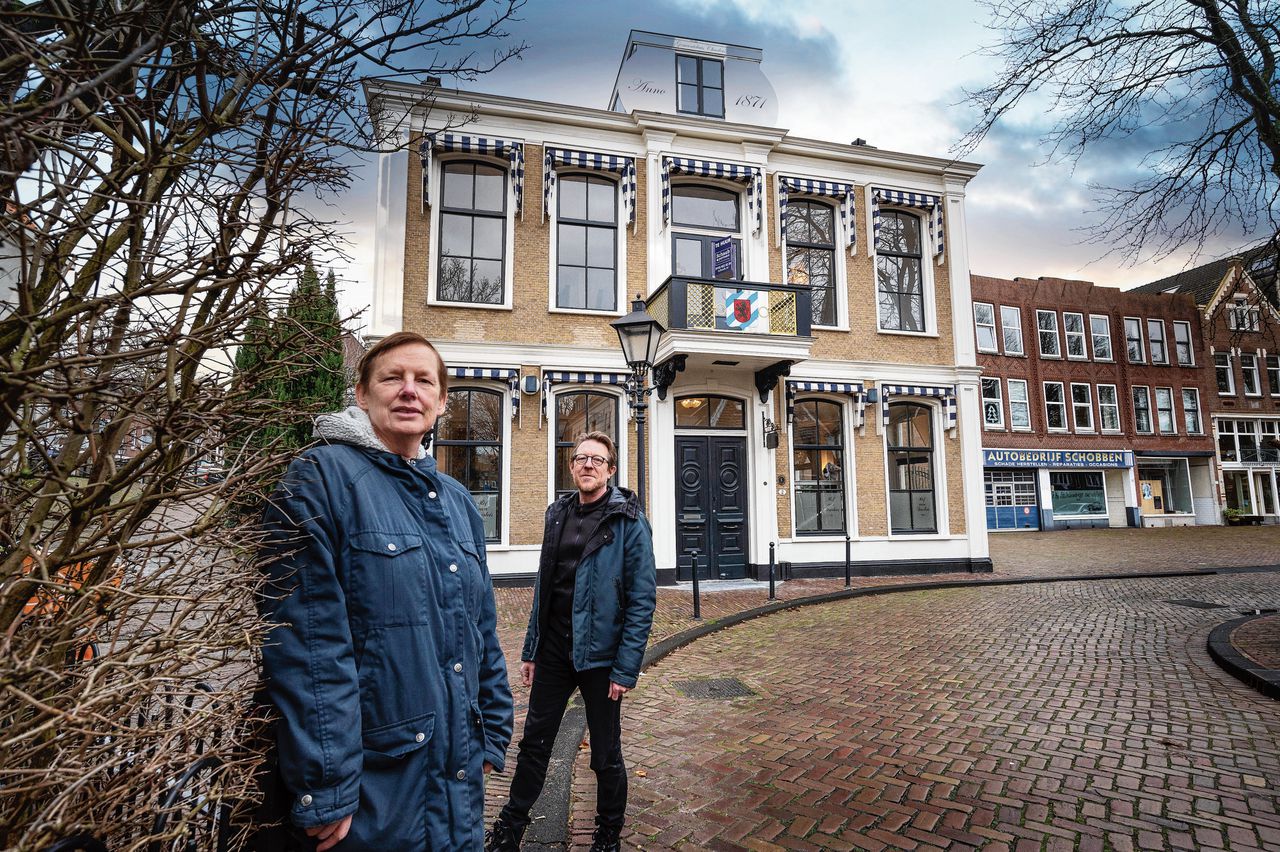Organisatie-adviseur Wilma Ruis (links) en beeldend kunstenaar Ivo van den Baar, twee van de initiatiefnemers, voor het raadhuis in Oud-Charlois op Rotterdam-Zuid.