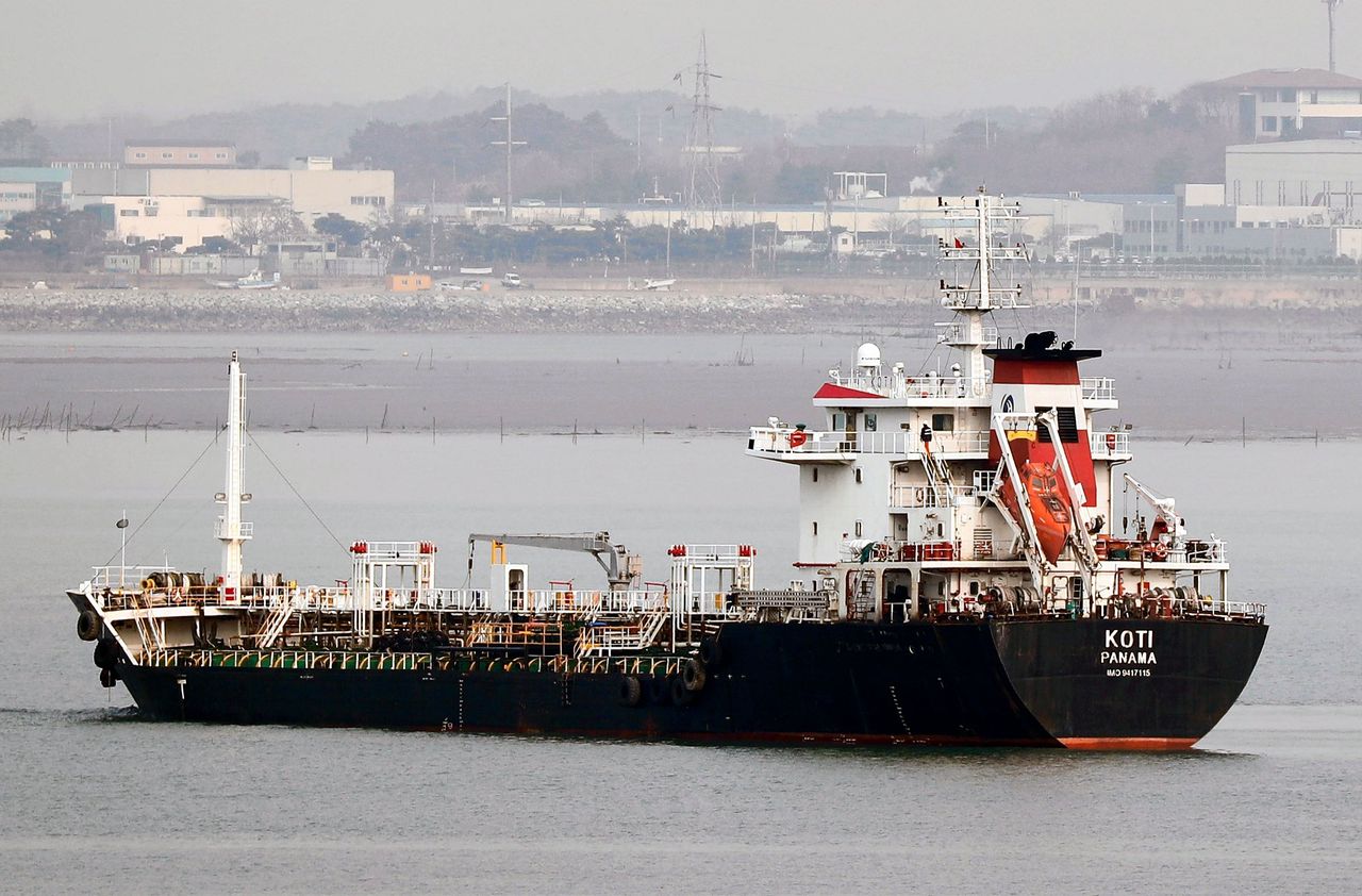 Een olietanker, niet voorkomend in dit artikel, die in Zuid-Korea aan de ketting werd gelegd omdat het vermoeden bestond dat het vaartuig op weg was naar Noord-Korea.