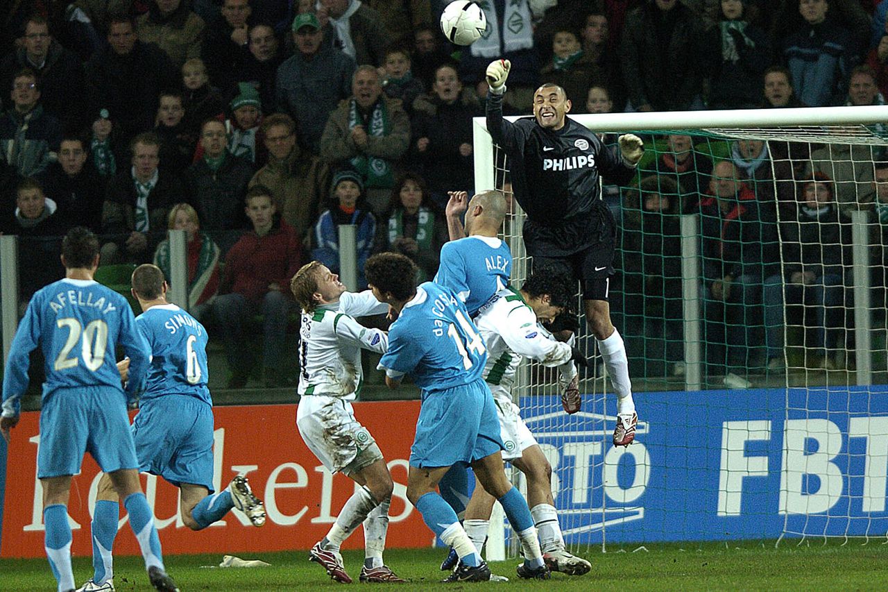 Doelman Gomes van PSV stompt de bal weg in het competitieduel met FC Groningen. Foto Pro Shots groningen - psv 09-12-2006 eredivisie seizoen 2006-2007 gomes redt bij corner