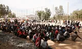 Migranten verzameld in een detentiecentrum in 2021 in Tripoli, Libië.