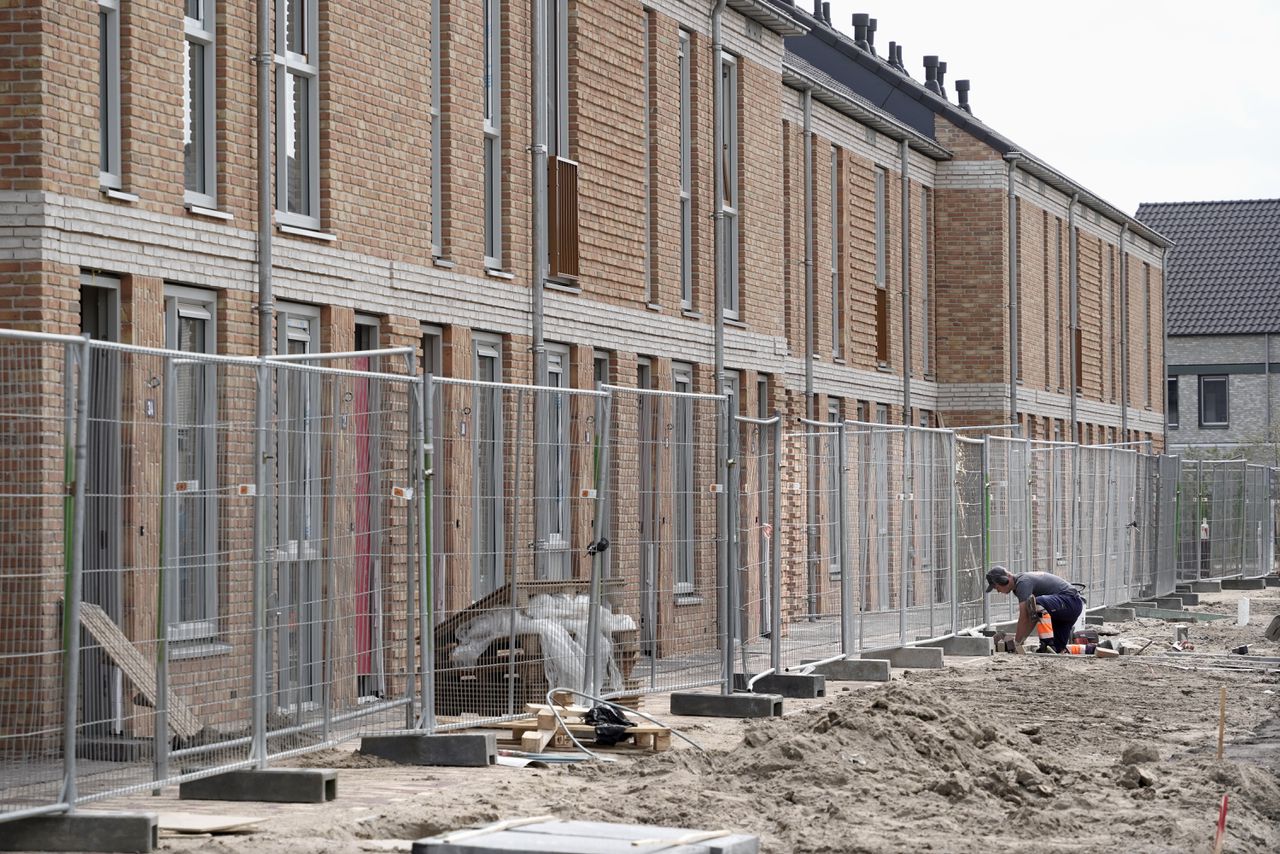 Sociale huurwoningen in aanbouw in Nijmegen. Het aantal huishoudens in Nederland groeit de komende vijftien jaar naar verwachting met 10,6 procent, van 8,1 miljoen dit jaar naar bijna 9 miljoen.