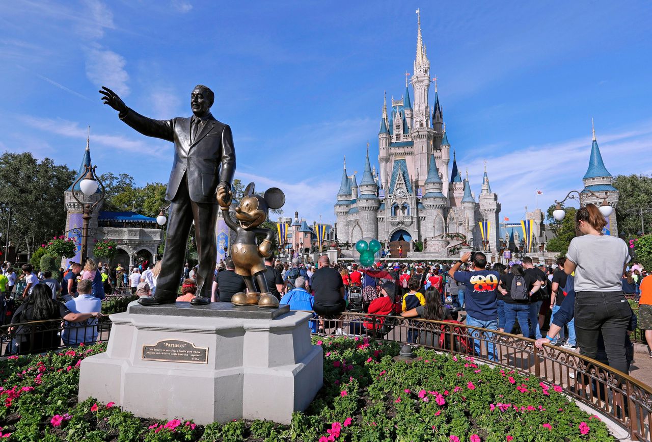 Een standbeeld van oprichter Walt Disney en Mickey Mouse in het Disney-pretpark in de Amerikaanse staat Florida