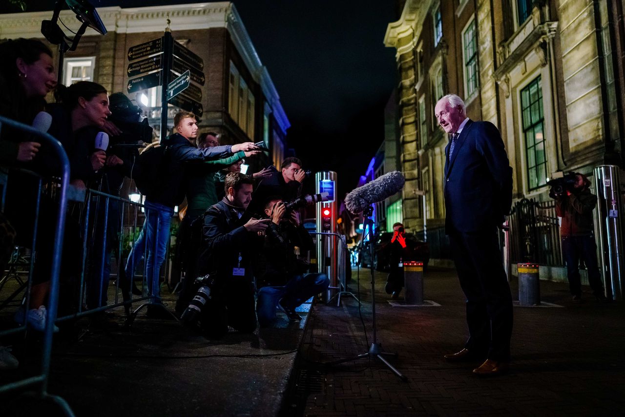Informateur Johan Remkes staat de pers te woord. Woensdag spreekt hij met de leiders van negen politieke partijen.