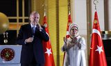 De Turkse president Recep Tayyip Erdogan en zijn vrouw Ermine spreken hun achterban toe daags na diens herverkiezing.