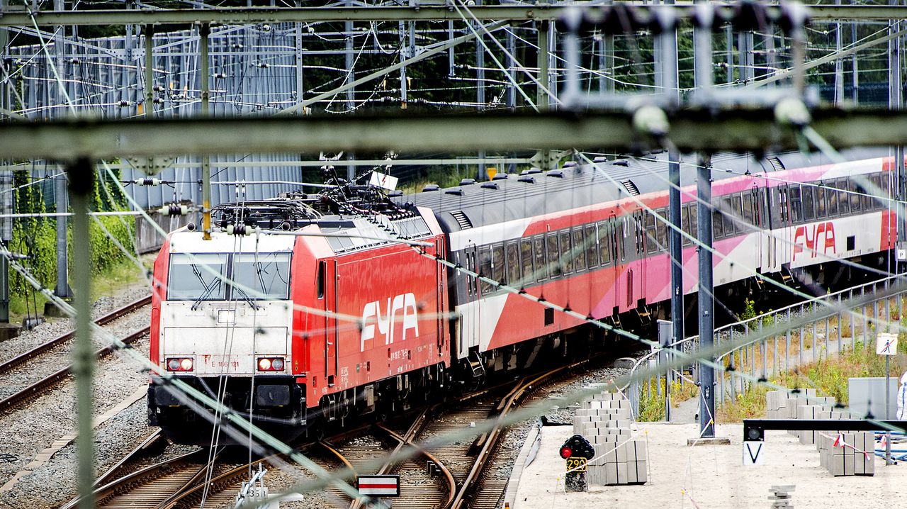 Een Fyra-trein wordt voortgetrokken door een Traxx-locomotief, een product van het Canadese Bombardier.