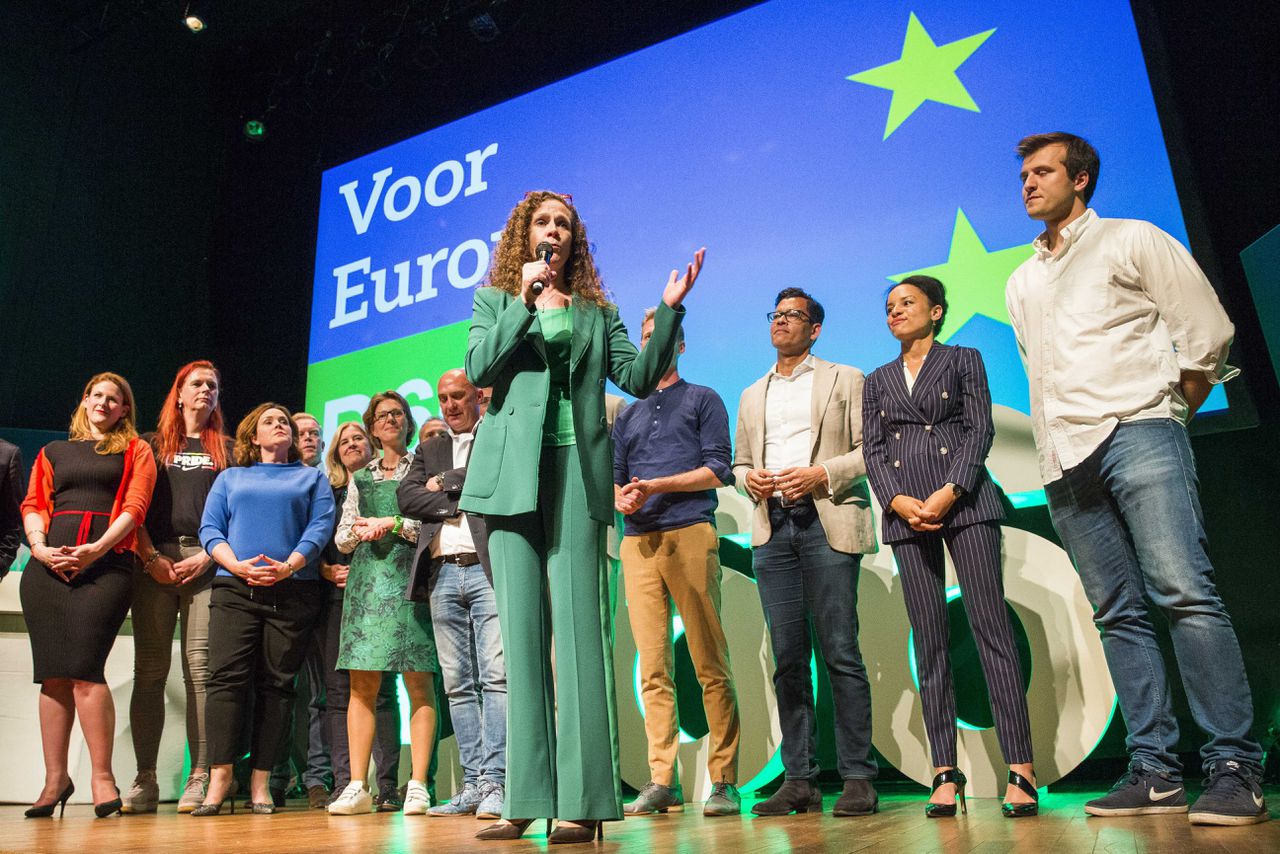 D66'ers vieren de exitpolls. De eerste vrouw van rechts is Samira Rafaela.