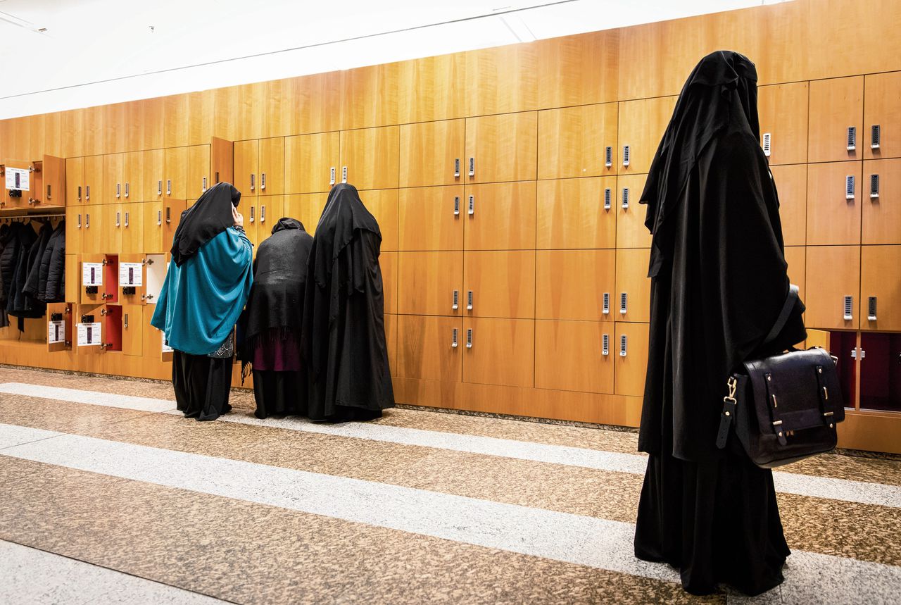 Bezoekers van de Tweede Kamer gekleed in een nikab, voor aanvang van een debat in de Tweede Kamer over gezichtsbedekkende kleding in 2016.