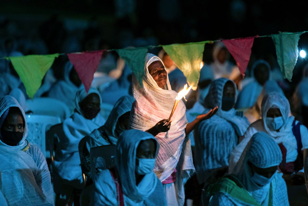 Ethiopische christenen brandden donderdag kaarsen tijdens een dienst in hoofdstad Addis Abeba.