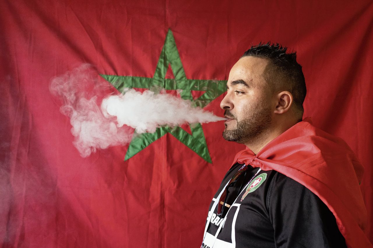 Sofian Khottour poseert met de Marokkaanse vlag.