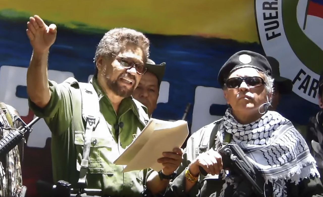 In de video zeggen de rebellenleiders dat ze de wapens weer oppakken omdat het verdrag door Colombia geschonden is.