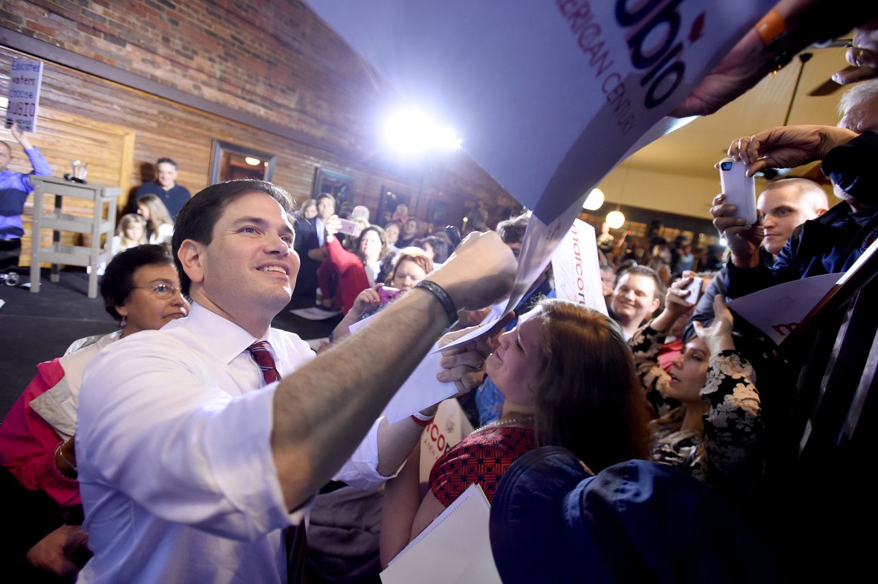 Marco Rubio deelt zaterdag handtekeningen uit aan zijn fans.