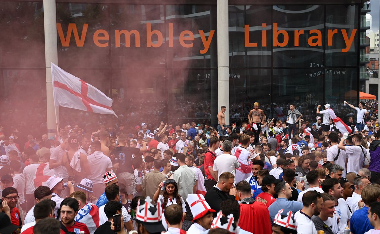 Fans verzamelden zich buiten het Wembley stadion voorafgaand aan de EK-finale tussen Italië en Engeland.
