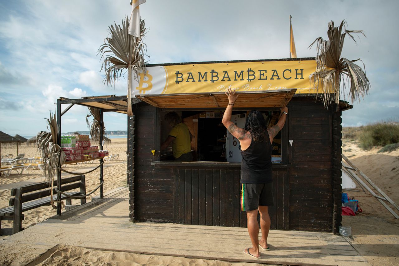 Hoge golven, lage belasting: Portugal is de ideale plek voor expats. Maar  onder de lokale bevolking heerst onvrede - NRC